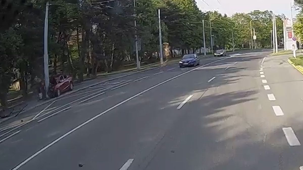 Řidič mazdy narazil v Brně v plné rychlosti do sloupu. Policie zveřejnila video